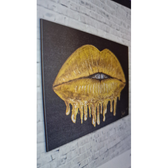 PICTURE OF GOLDEN LIPS